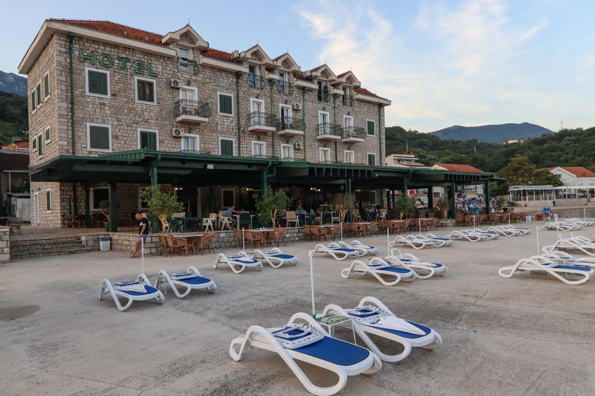 Hotel Rr تْشيرسيك نوفي المظهر الخارجي الصورة